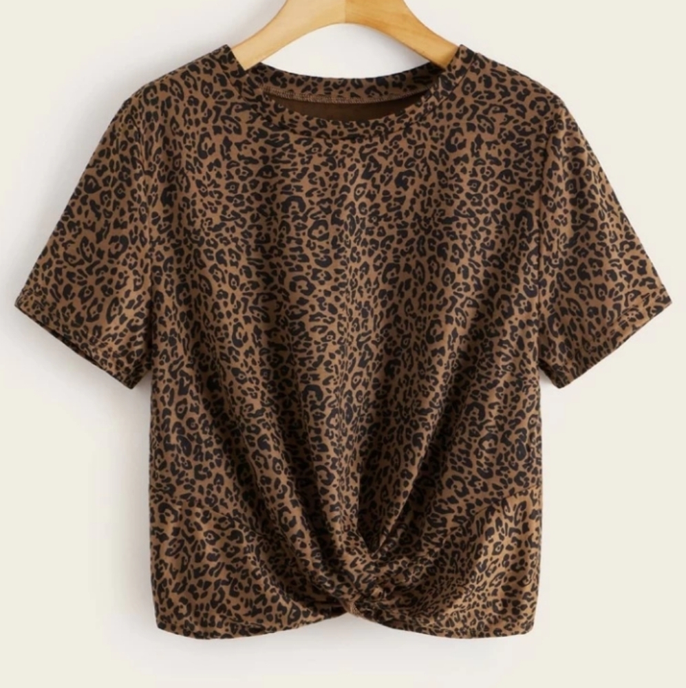 Camiseta girante delantero con estampado de leopar